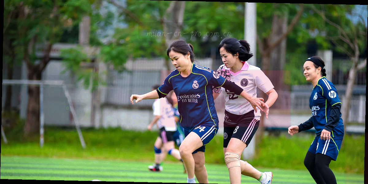 周中赛后两小时、周末焦点战九十分钟与每个比赛日早间摘要三段更新节奏的信息图